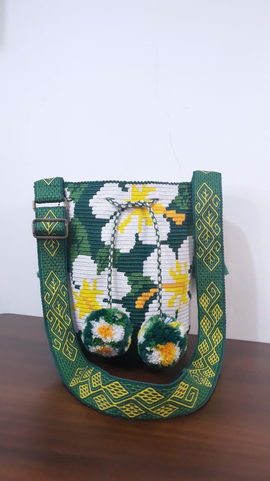 Tas rajut mochila hijau dengan motif bunga putih dan tali bermotif